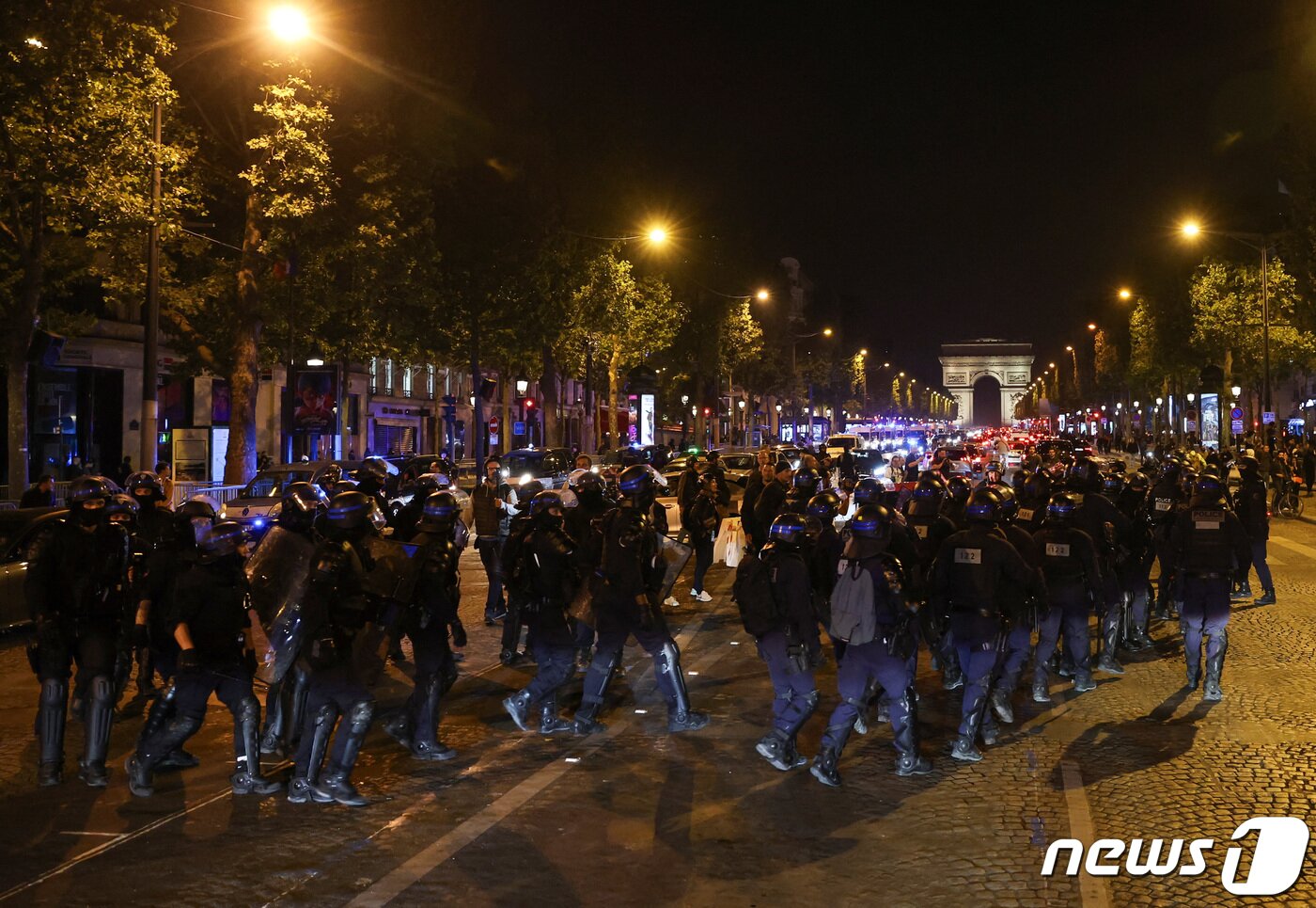 본문 이미지 - 1일 (현지시간) 프랑스 파리 샹젤리제 거리에서 알제리계 17살 운전자의 경찰 총격 사망 사건에 항의하는 시위를 막기 위해 경찰이 출동을 하고 있다. 2023.7.3 ⓒ 로이터=뉴스1 ⓒ News1 우동명 기자