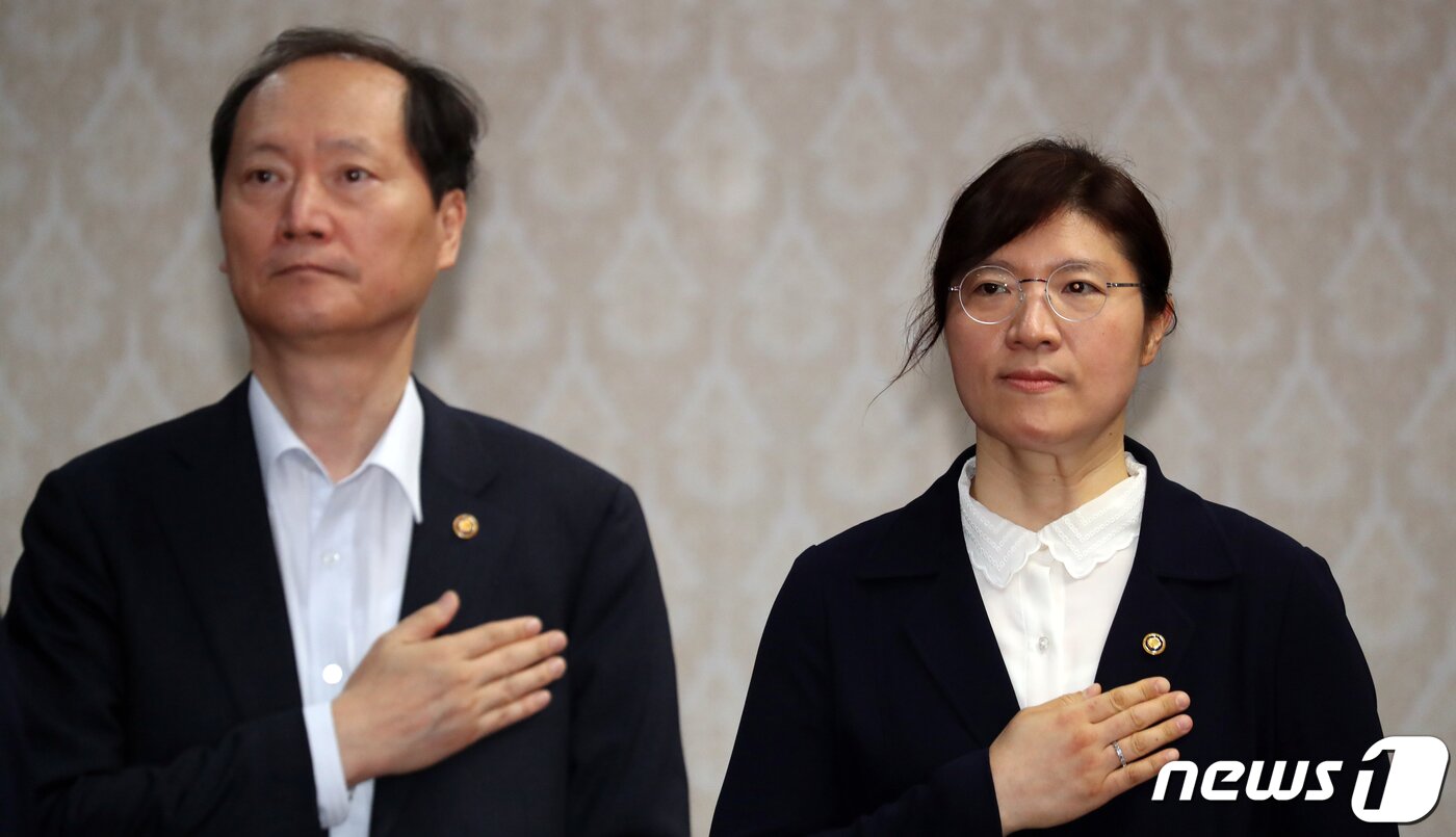 본문 이미지 - 장미란 문화체육관광부 2차관과 이완규 법제처장이 3일 오전 서울 종로구 세종대로 정부서울청사에서 열린 국무회의에서 국기에 대한 경례를 하고 있다. 2023.7.3/뉴스1 ⓒ News1 김명섭 기자