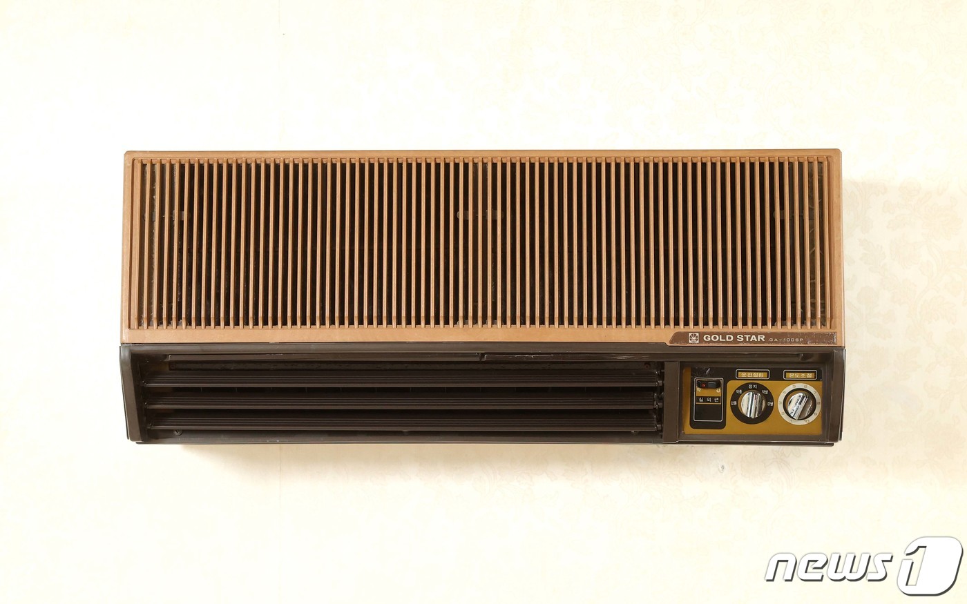 (서울=뉴스1) = LG전자는 1979년 국내 최초의 벽걸이 에어컨이 45년 동안 정상 작동한 뒤 다시 돌아왔다고 3일 밝혔다.최근 경주에 거주하는 홍연무씨, 문희선씨 부부가 지난 …