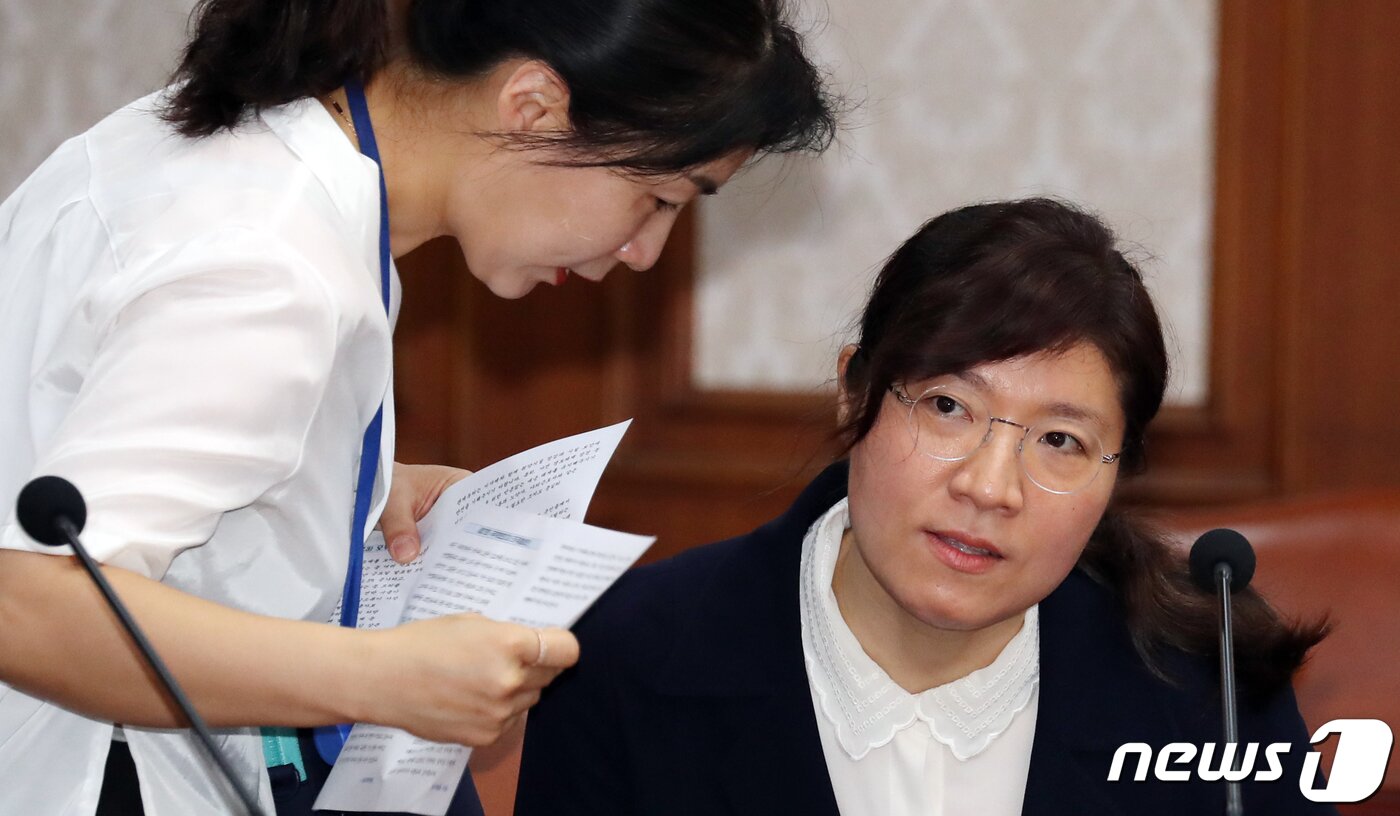 본문 이미지 - 장미란 문화체육관광부 2차관이 3일 오전 서울 종로구 세종대로 정부서울청사에서 열린 국무회의에서 관계자와 대화하고 있다. 2023.7.3/뉴스1 ⓒ News1 김명섭 기자