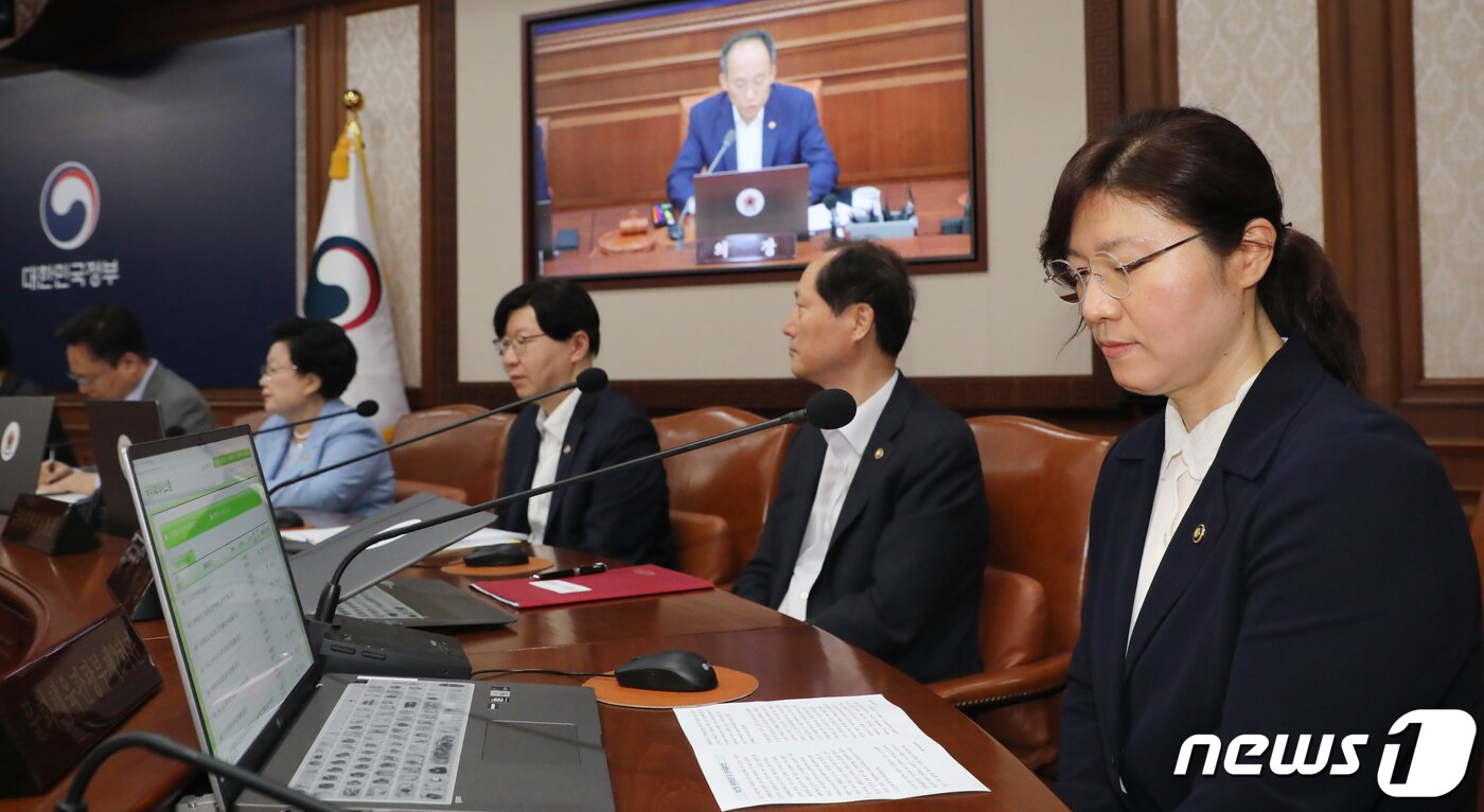 본문 이미지 - 장미란 문화체육관광부 2차관이 3일 오전 서울 종로구 세종대로 정부서울청사에서 열린 국무회의에서 추경호 경제부총리 겸 기획재정부 장관의 모두 발언을 듣고 있다. 2023.7.3/뉴스1 ⓒ News1 김명섭 기자