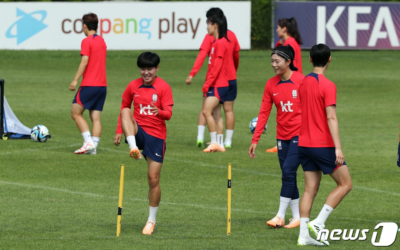 본문 이미지 - 2023 국제축구연맹(FIFA) 호주·뉴질랜드 여자 월드컵에 나서는 지소연을 비롯한 대표팀 선수들이 3일 오전 파주NFC에서 훈련을 하고 있다. 여자축구대표팀은 오는 8일 오후 5시 서울월드컵경기장에서 아이티를 상대로 월드컵 출정식 경기를 겸한 마지막 국내 평가전을 치른 뒤 10일 최종 명단 23명을 발표하고 조별리그 경기가 열리는 호주로 출국할 예정이다. 2023.7.3/뉴스1 ⓒ News1 이동해 기자