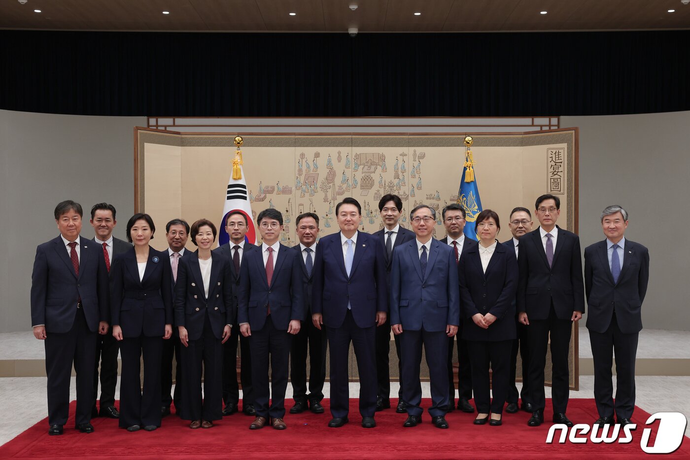 본문 이미지 - 윤석열 대통령이 3일 용산 대통령실 자유홀에서 장미란 문화체육관광부 2차관 등 신임 차관들에게 임명장을 수여한 뒤 기념 촬영하고 있다. (대통령실 제공) 2023.7.3/뉴스1 ⓒ News1 안은나 기자