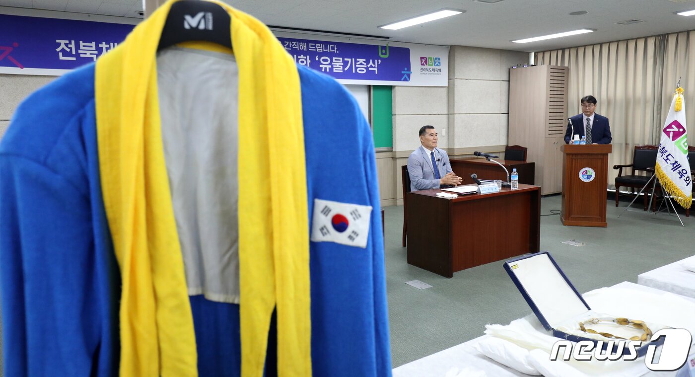 본문 이미지 - 1984년 올림픽 금메달리스트 신준섭씨가 3일 전북 전주시 전라북도체육회에서 전북체육 역사기념관 건립을 위한 '유물기증식'에서 기증 소감을 밝히고 있다. 신준섭씨는 대한민국 권투 사상 최초의 올림픽 금메달리스트다. 2023.7.3/뉴스1 ⓒ News1 유경석 기자