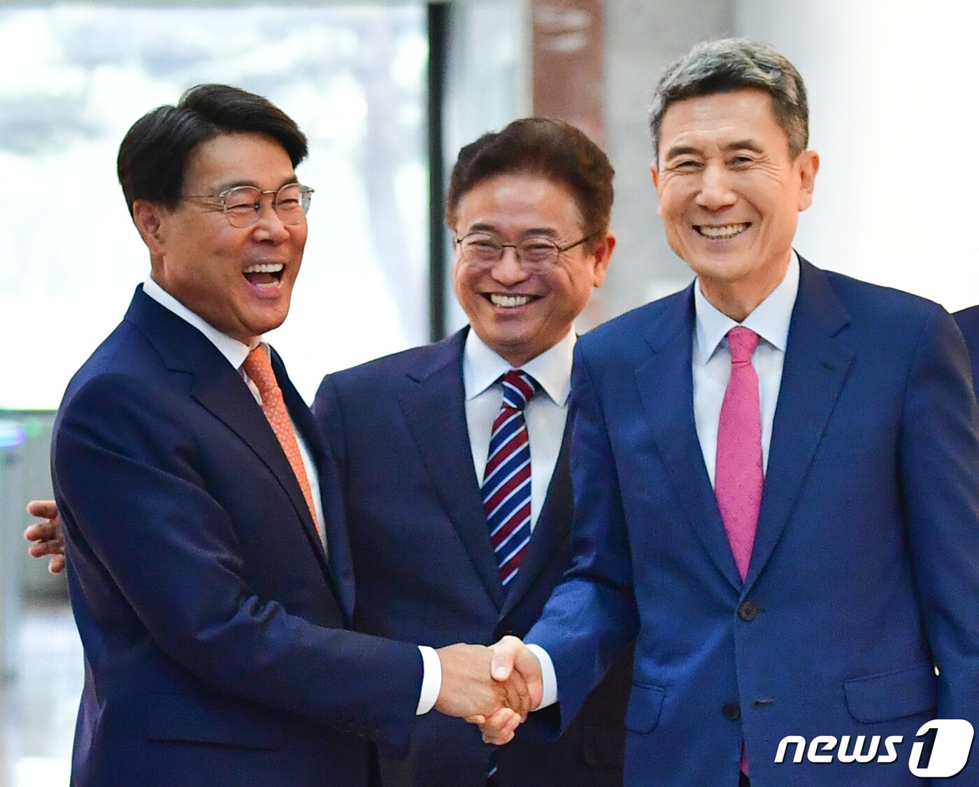 본문 이미지 - 이강덕 경북 포항시장(오른쪽)과 최정우 포스코 회장, 이철우 경북지사(가운데)가 3일 포항제철소 1기 설비 종합준공 50주년 기념행사에서 만나 손을 잡은 후 환하게 웃고 있다. 이 시장과 최 회장이 손을 잡은 건 포스코 홀딩스 지주사 포항 이전 등의 문제와 관련 20개월 만이다.2023.7.3/뉴스1 ⓒ News1 최창호 기자