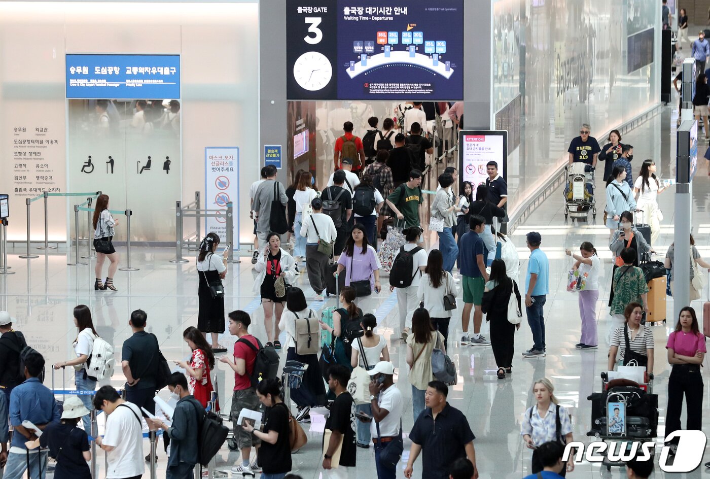 본문 이미지 - 3일 인천국제공항 제1여객터미널이 여행객들로 붐비고 있다 2023.7.3/뉴스1 ⓒ News1 