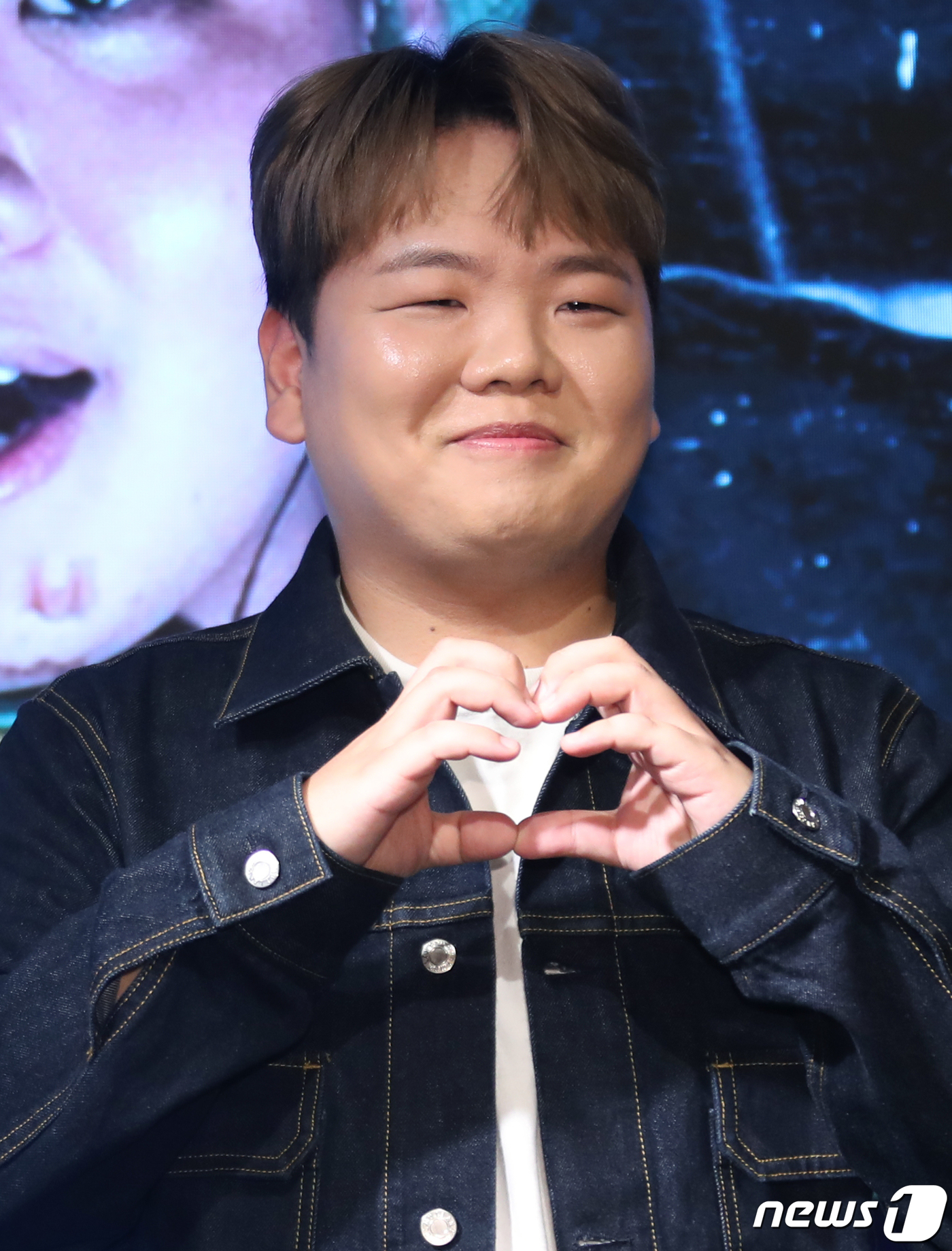 (서울=뉴스1) 권현진 기자 = 여행 크레이터 곽준빈(곽튜브)이 3일 서울 마포구 클럽온에어에서 열린 EBS '곽준빈의 세계 기사식당' 기자간담회에서 포즈를 취하고 있다.'곽준빈의 …