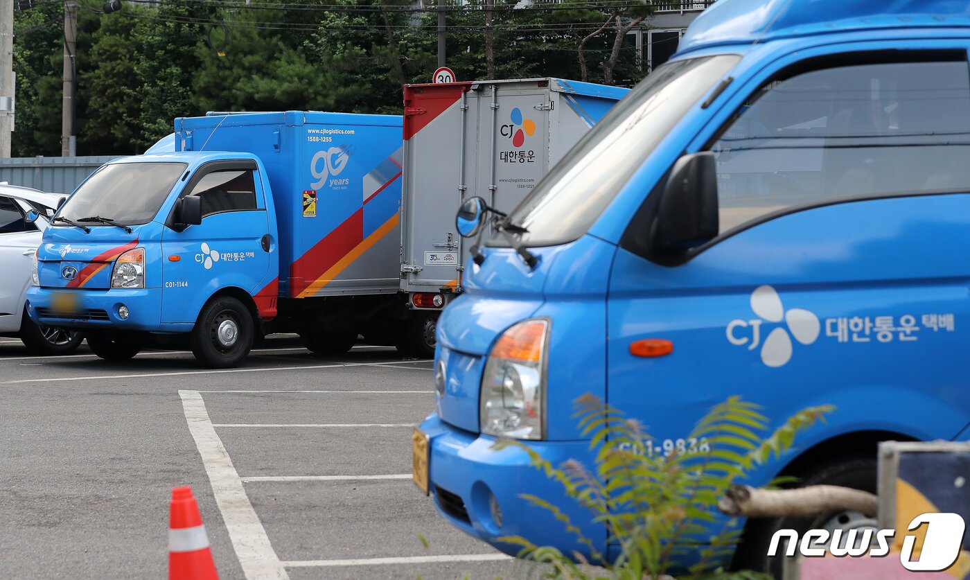 본문 이미지 - 민주노총이 2주간 총파업에 돌입한 3일 오후 서울 강서구의 한 택배터미널에 택배 차량이 멈춰 서 있다.  2023.7.3/뉴스1 ⓒ News1 김진환 기자