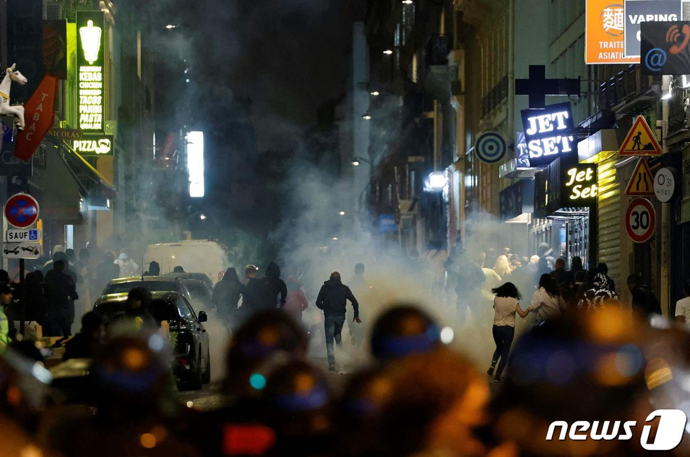 (AFP=뉴스1) 정윤영 기자 = 프랑스 파리에서 시위대가 폭동을 일으키고 있다. 2023.07.02.ⓒ AFP=뉴스1