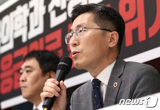 이필수 대한의사협회장이 3일 서울 용산구 대한의사협회 대회의실에서 열린 대구 응급의학과 전공의 피의자 조사에 따른 응급의료 붕괴 위기 긴급 기자회견에서 발언하고 있다. 2023.7.3/뉴스1 © News1 김민지 기자