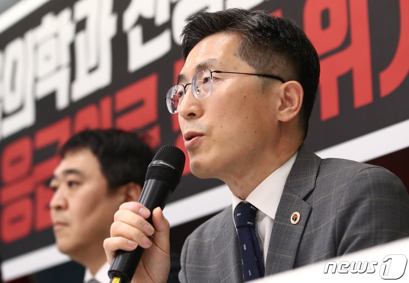 본문 이미지 - 이필수 대한의사협회장이 3일 서울 용산구 대한의사협회 대회의실에서 열린 대구 응급의학과 전공의 피의자 조사에 따른 응급의료 붕괴 위기 긴급 기자회견에서 발언하고 있다. 2023.7.3/뉴스1 ⓒ News1 김민지 기자