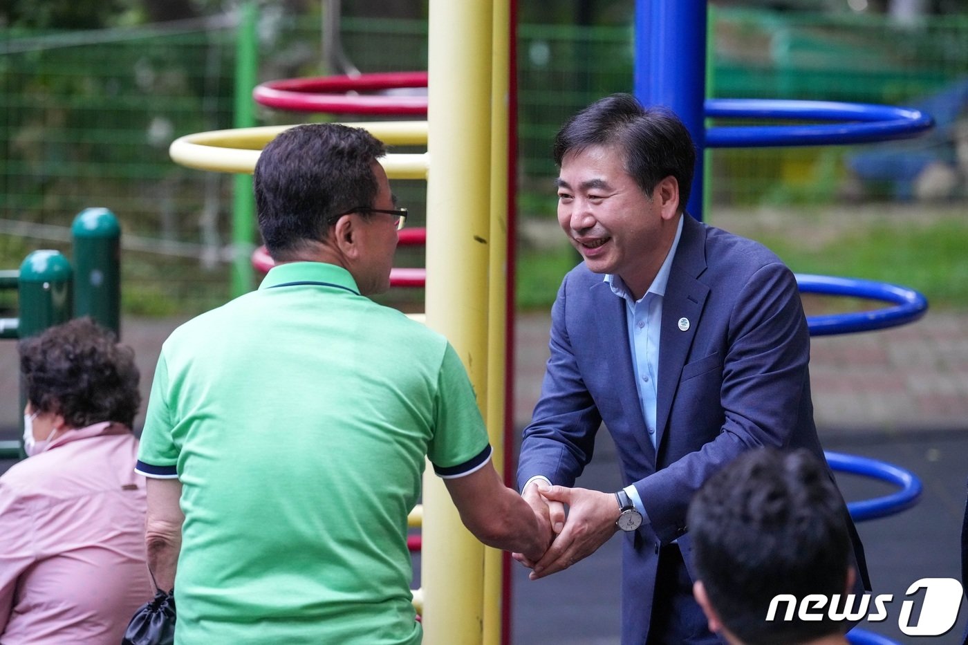 본문 이미지 - 김영욱 부산 부산진구청장이 신개금우성아파트 정문 앞 놀이터에서 열린 찾아가는 음악회에서 주민과 인사하고 있다.(부산진구 제공)