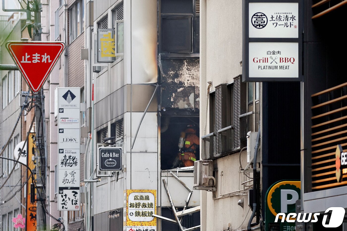 본문 이미지 - 일본 도쿄도(都) 하마구(区) 신바시의 한 건물에서 3일 오후 3시 넘어 폭발 및 화재가 발생해 최소 4명이 다쳤다. 사진은 화재가 진압된 뒤 건물의 모습. 2023.07.03 ⓒ 로이터=뉴스1 ⓒ News1 최종일 기자