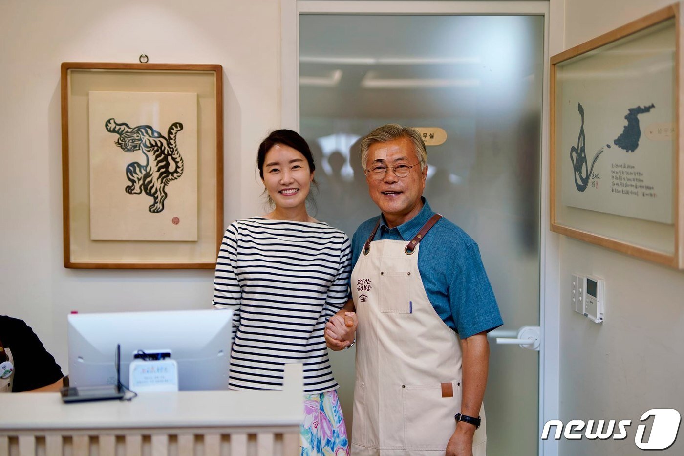 본문 이미지 - 문재인 전 대통령과 강선우 의원이 기념 촬영을 하고 있는 모습 . (강선우 더불어민주당 의원 페이스북 캡처) 2023.7.3/뉴스1