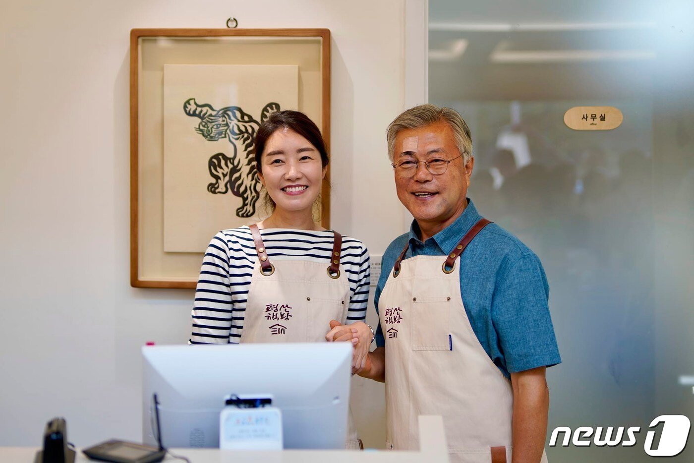 본문 이미지 - 문재인 전 대통령과 강선우 의원이 기념 촬영을 하고 있는 모습 . (강선우 더불어민주당 의원 페이스북 캡처) 2023.7.3/뉴스1