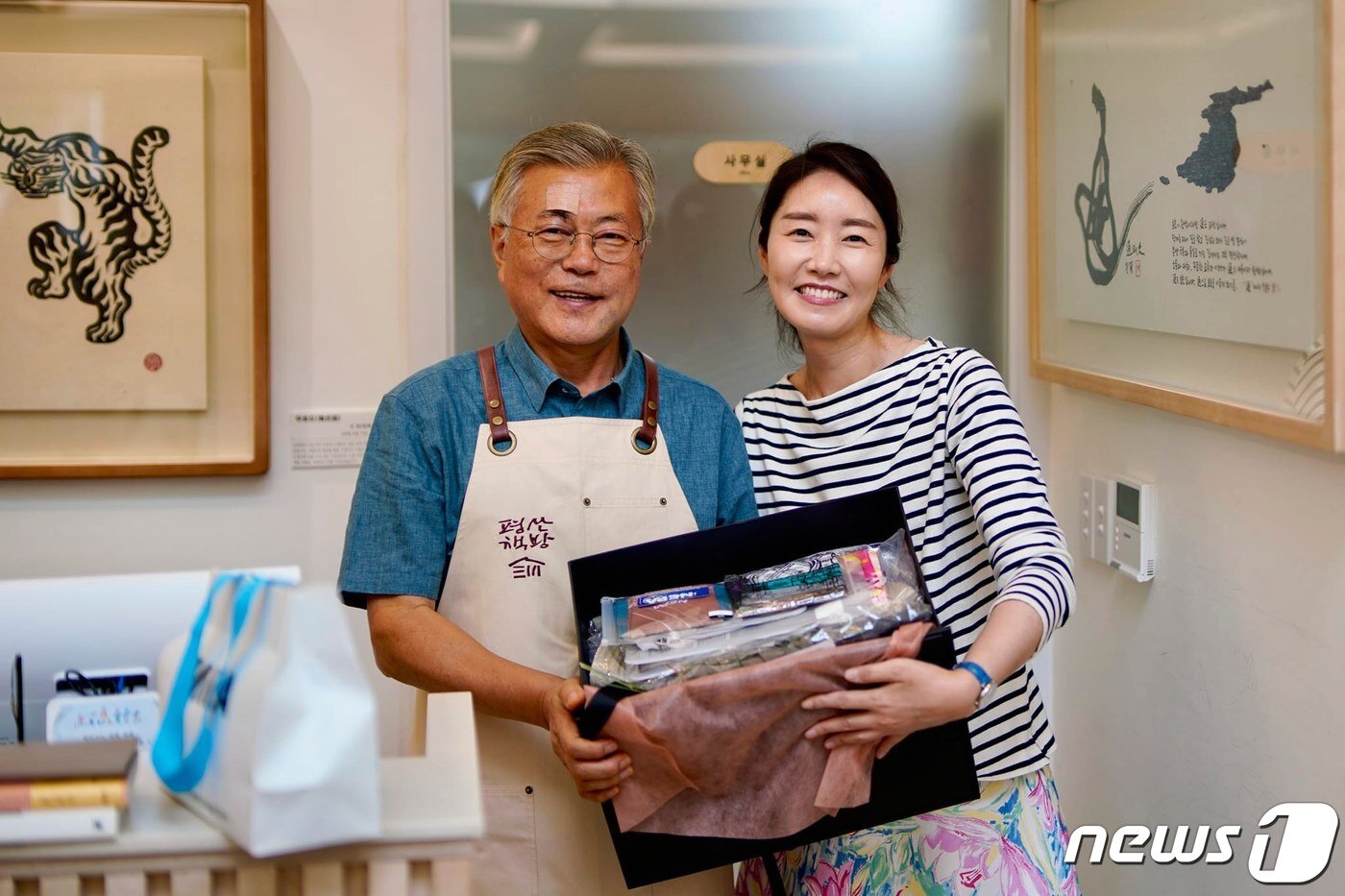 본문 이미지 - 문재인 전 대통령과 강선우 의원이 기념 촬영을 하고 있는 모습 . (강선우 더불어민주당 의원 페이스북 캡처) 2023.7.3/뉴스1