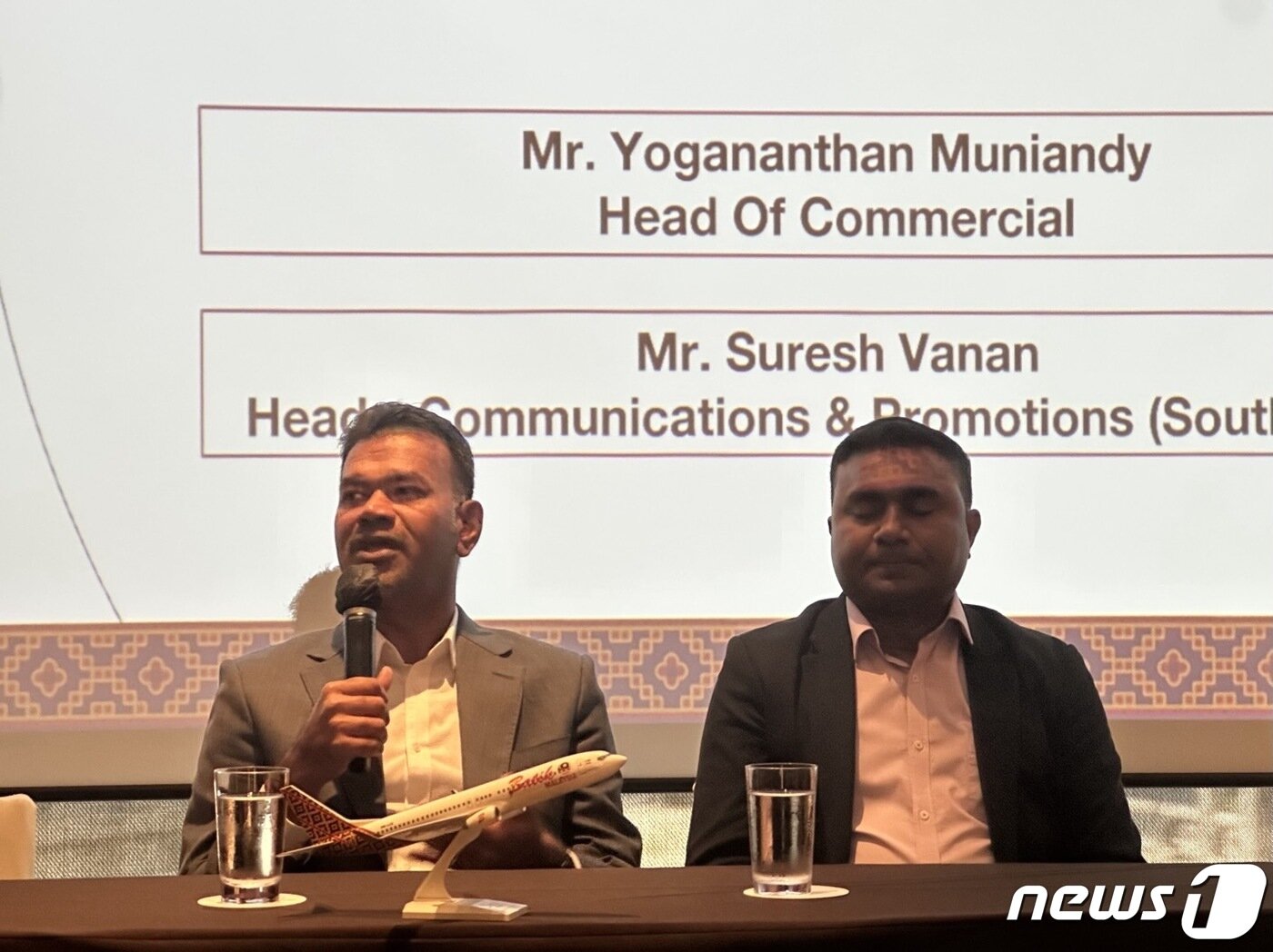 본문 이미지 - 3일 오후 서울 중구 소공동 웨스틴 조선에서 열린 바틱에어 말레이시아 취항 간담회. 요가난탄 무니안디 영업 부문 총괄 이사(왼쪽),  수레쉬 바난 마케팅·커뮤니케이션 총괄부서장 ⓒ News1 윤슬빈 기자