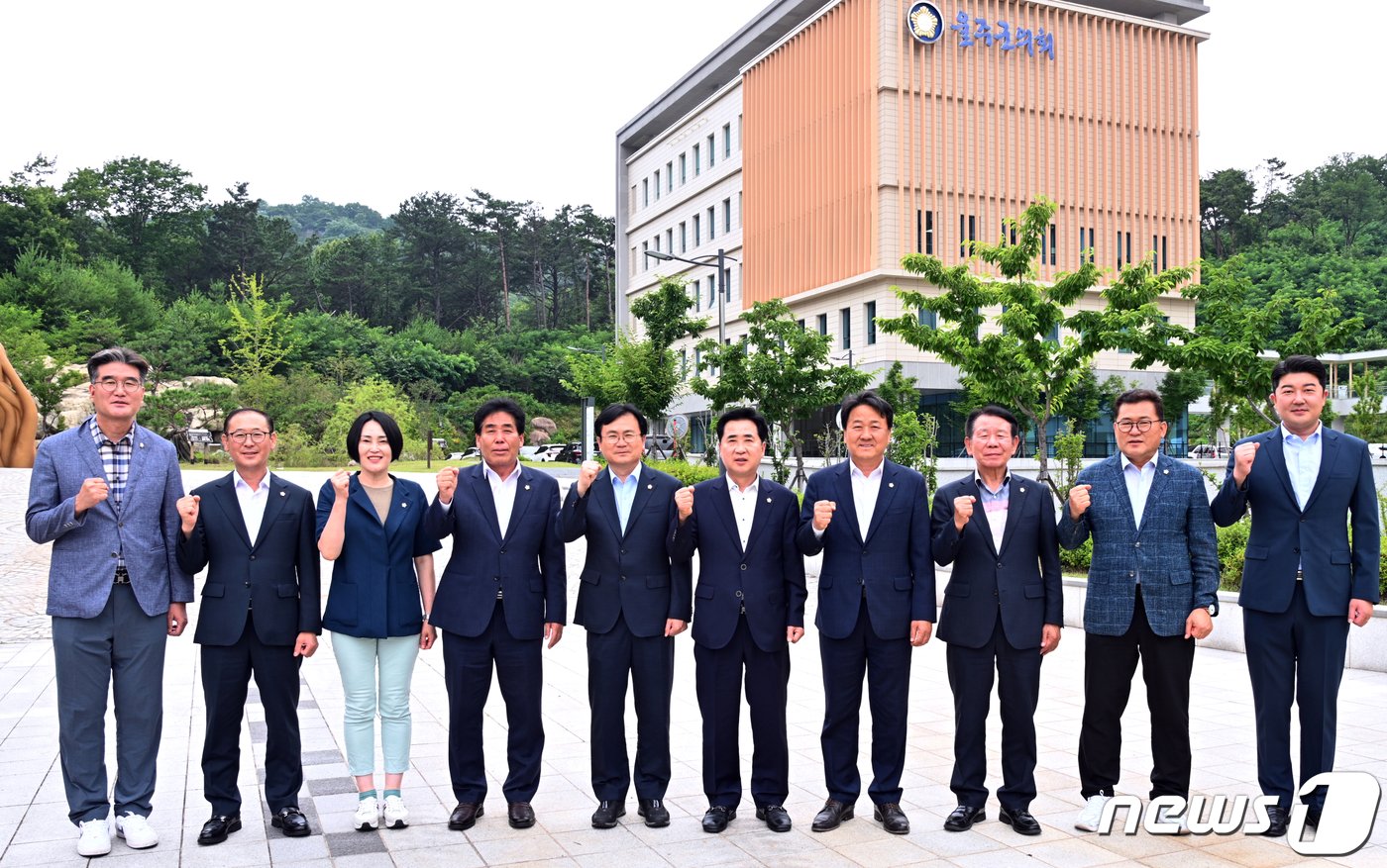 본문 이미지 - 울주군의회 의원들이 3일 개원 1주년을 맞아 군의회 마당에서 파이팅을 외치고 있다. (울주군의회 제공)