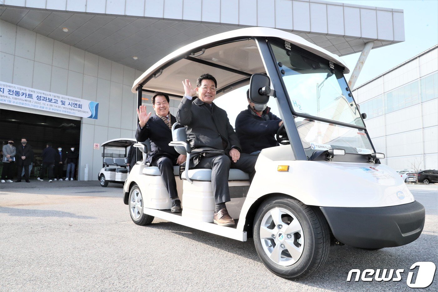 본문 이미지 - 권익현 부안군수가 친환경에너지 수소전동카트 시승을 하고 있다.(부안군 제공)/뉴스1 