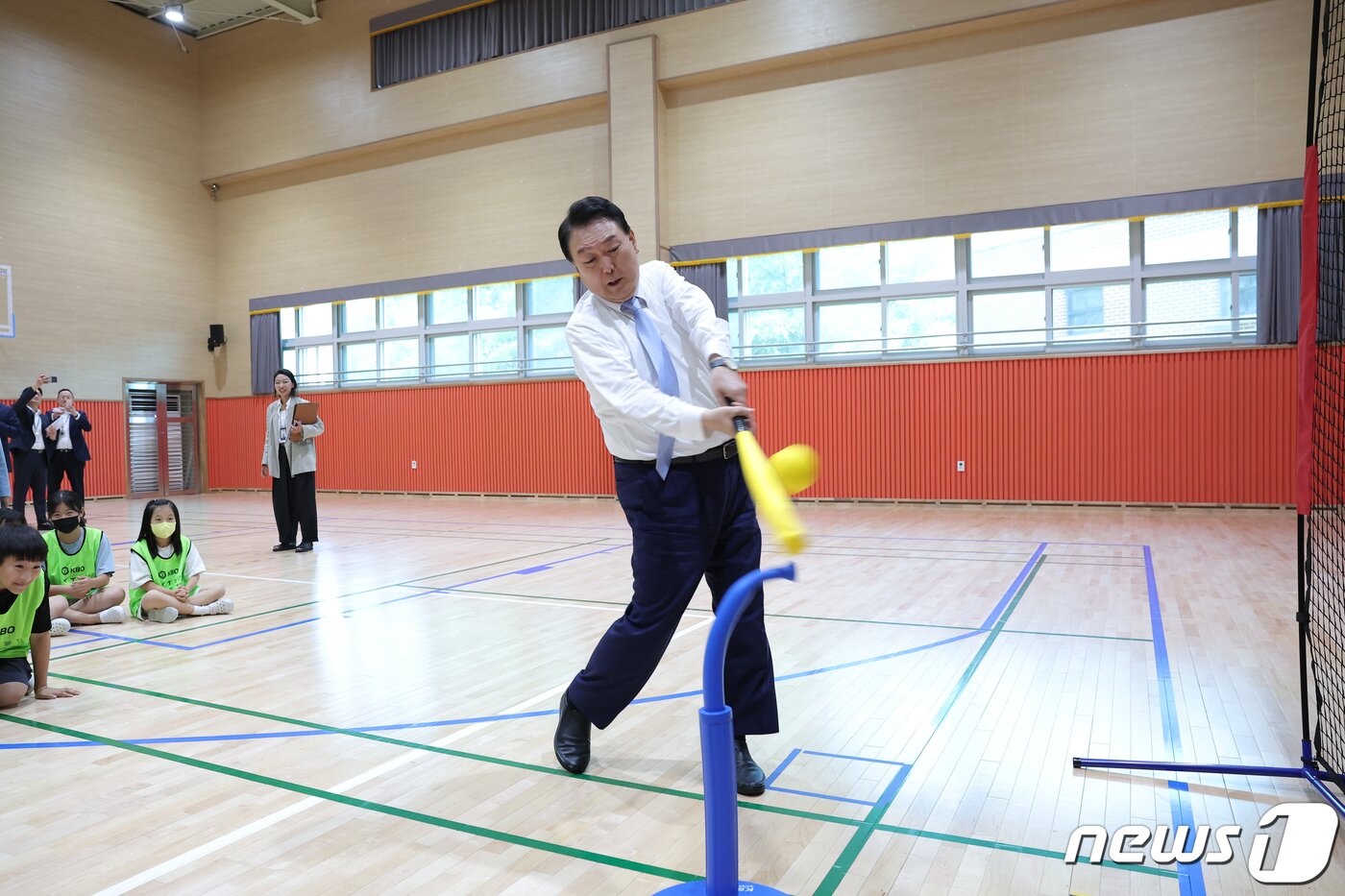 본문 이미지 - 윤석열 대통령이 3일 오후 방과 후 교육 활동·돌봄을 제공하는 늘봄학교 시범학교인 경기 수원초등학교를 찾아 간이야구 수업(티볼교실)에 직접 참여하고 있다. (대통령실 제공) 2023.7.3/뉴스1 ⓒ News1 안은나 기자