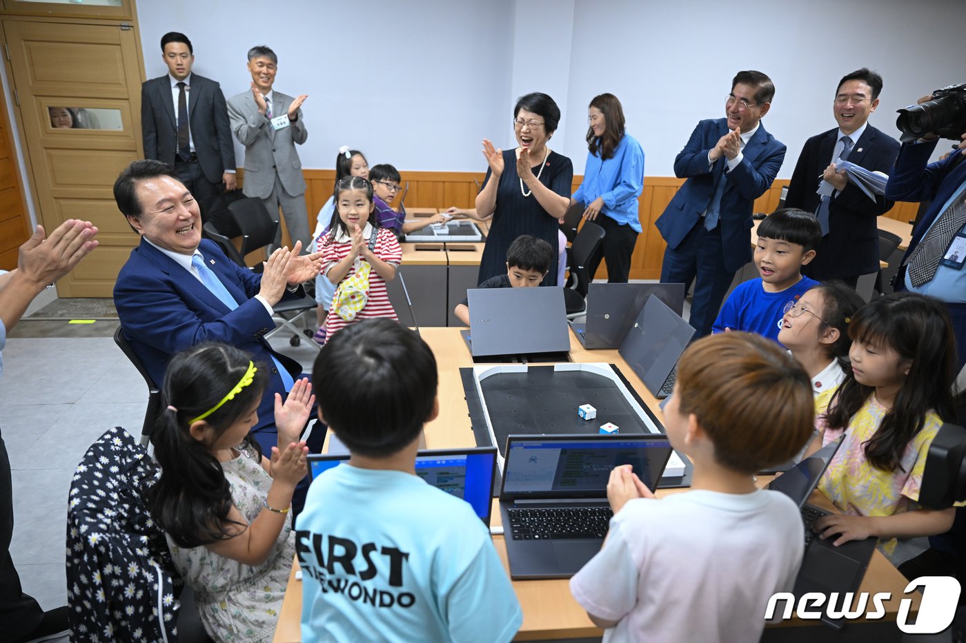 윤석열 대통령이 3일 오후 방과 후 교육 활동·돌봄을 제공하는 늘봄학교 시범학교인 경기 수원초등학교를 찾아 코딩 수업 중인 학생들과 함께 로봇 게임하고 있다. &#40;대통령실 제공&#41; 2023.7.3/뉴스1 ⓒ News1 안은나 기자