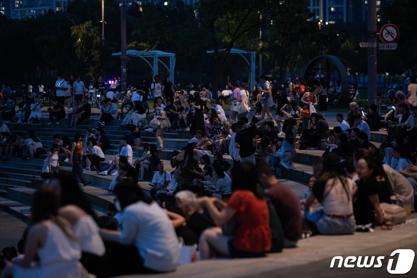 본문 이미지 - 수도권 등 일부지역에 열대야 현상이 예보된 3일 저녁 서울 반포한강공원을 찾은 시민 및 관광객들이 달빛무지개분수를 보며 더위를 식히고 있다. 열대야는 오후 6시1분부터 다음날 오전 9시까지 최저기온이 25도 이상 유지되는 것을 말한다. 2023.7.3/뉴스1 ⓒ News1 유승관 기자