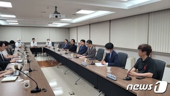 대한의사협회가 올 3월 대구에서 응급실을 찾지 못해 구급차에서 숨진 17살 여학생 사건과 관련해 피의자 신분으로 경찰 조사를 받고 있는 대구파티마병원 응급의학과의 3년차 전공의 A씨를 위로하며 