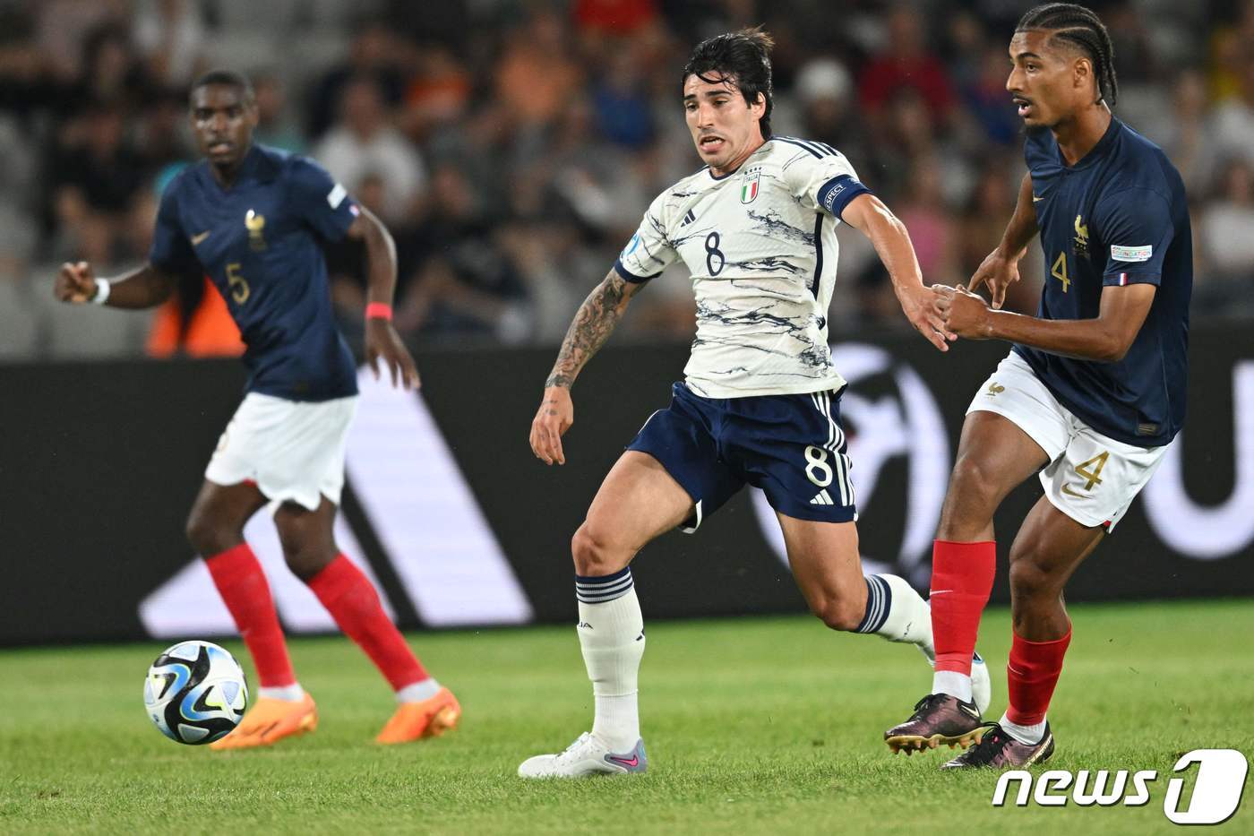 본문 이미지 - 이탈리아 미드필더 토날리(가운데). ⓒ AFP=뉴스1
