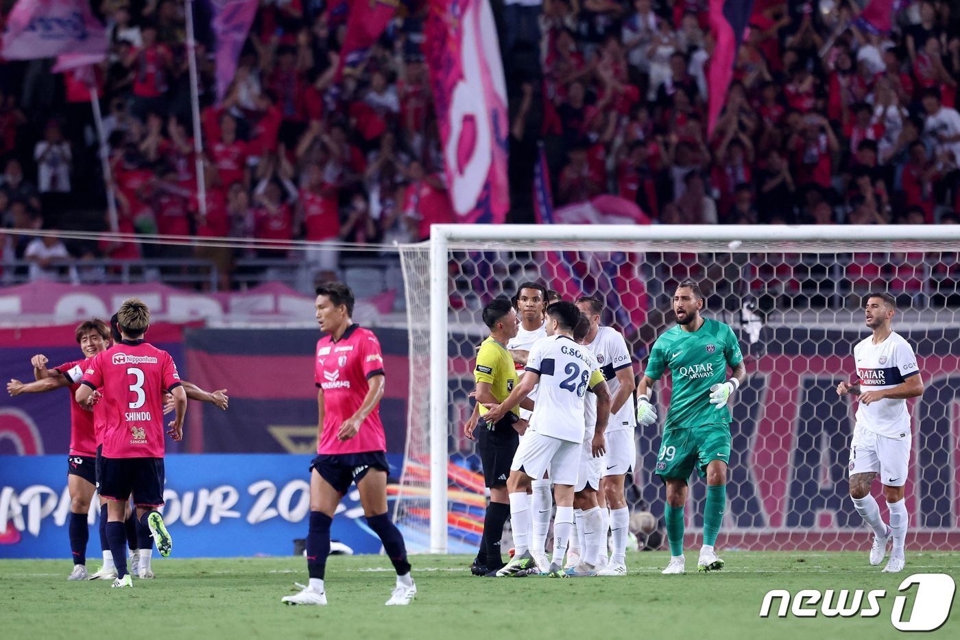 본문 이미지 - 세레소 오사카와 평가전 가진 PSG ⓒ AFP=뉴스1
