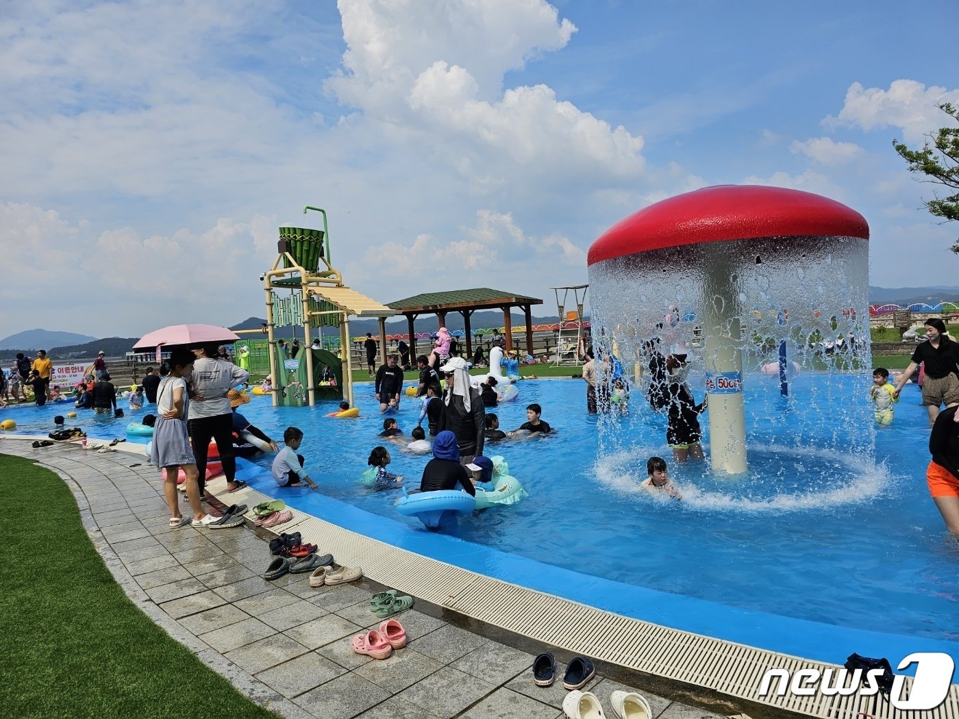 폭염경보가 발효된 30일 전남 함평 돌머리해수욕장을 찾은 여행객들이 물놀이를 즐기고 있다. 2023.7.30/뉴스1 ⓒ News1 최성국 기자