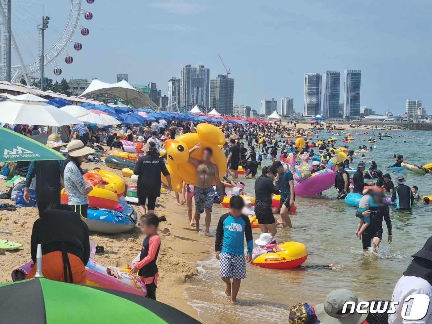 올 여름 피서철 극성수기를 맞은 30일 강원 속초시 속초해수욕장을 찾은 피서객들이 물놀이를 즐기고 있다. 2023.7.30/뉴스1 ⓒ News1 윤왕근 기자