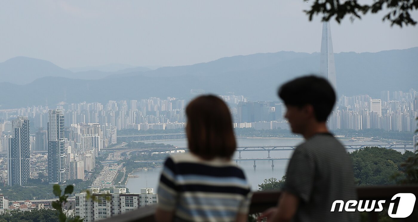 본문 이미지 - 서울시 용산구 남산N타워를 찾은 시민 등이 도심 아파트단지를 바라보고 있다.2023.7.30/뉴스1 ⓒ News1 박정호 기자