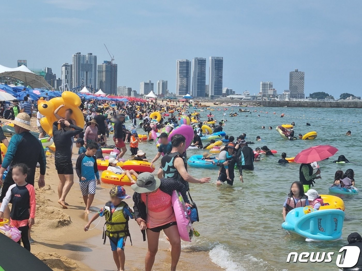 본문 이미지 - 강원 속초시 속초해수욕장에서 물놀이 즐기는 피서객들(자료사진).ⓒ News1 DB