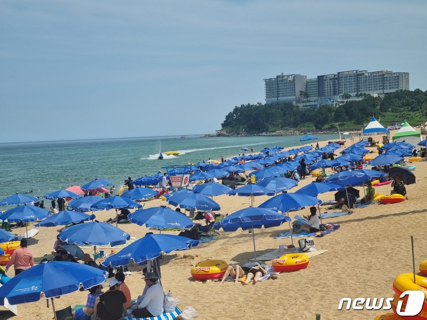 본문 이미지 - 올 여름 피서철 극성수기를 맞은 30일 강원 속초시 속초해수욕장을 찾은 피서객들이 물놀이를 즐기고 있다. 2023.7.30/뉴스1 ⓒ News1 윤왕근 기자