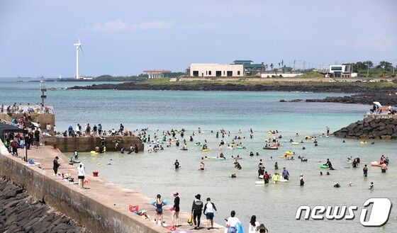 제주 전역에 폭염특보가 발효중인 30일 제주시 한경면 판포포구에서 피서객들이 물놀이를 즐기고 있다. 2023.7.30/뉴스1 © News1 강승남 기자