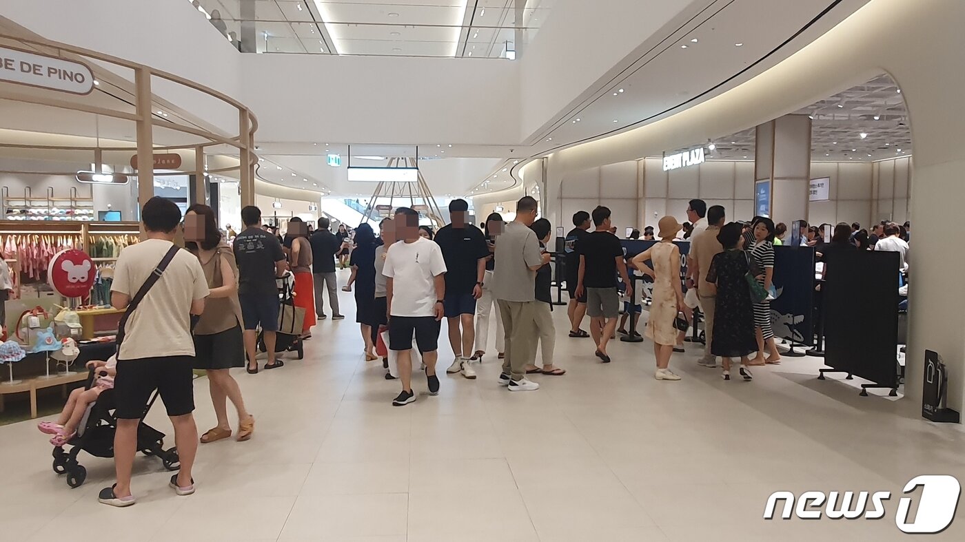 본문 이미지 - 30일 현대프리미엄아울렛 대전점에서 시민들이 쇼핑을 하고 있다. 2023.7.30/뉴스1 ⓒ News1 허진실 기자  