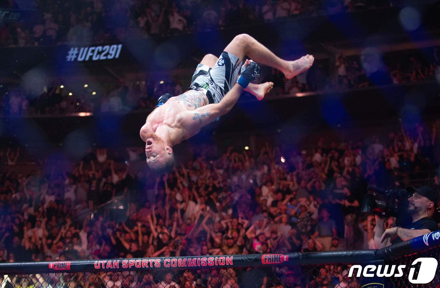 본문 이미지 - 승리의 세리머니를 하는 게이치. ⓒ AFP=뉴스1