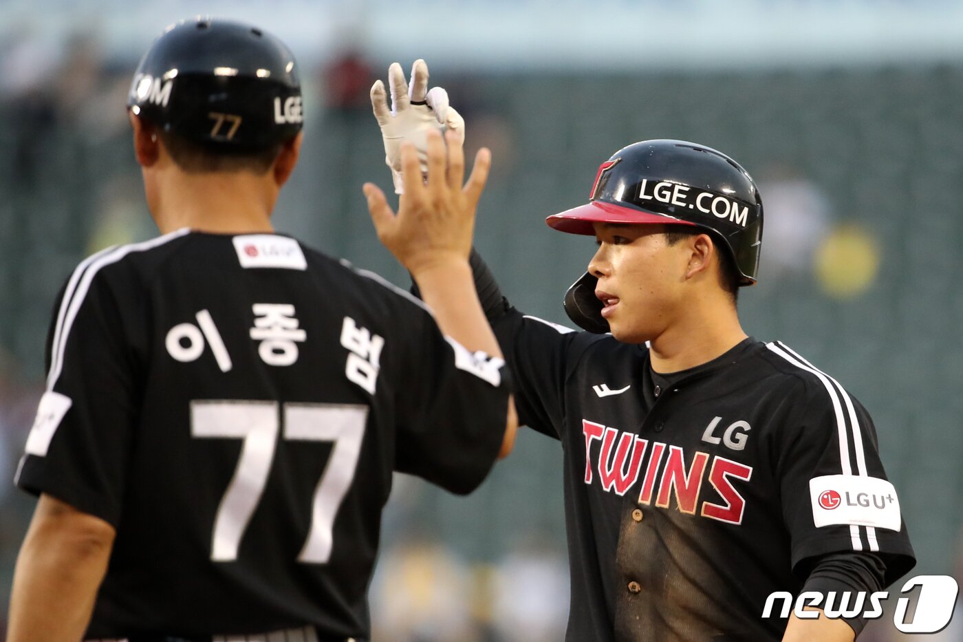 본문 이미지 - 30일 오후 서울 송파구 잠실야구장에서 열린 프로야구 '2023 신한은행 SOL KBO리그' LG 트윈스와 두산 베어스의 경기에서 6회초 LG 공격 선두타자 문성주가 안타를 치고 기뻐하고 있다. 2023.7.30/뉴스1 ⓒ News1 이승배 기자