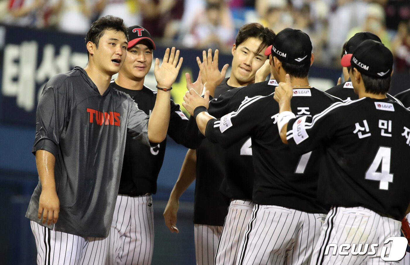 본문 이미지 - 30일 오후 서울 송파구 잠실야구장에서 열린 프로야구 '2023 신한은행 SOL KBO리그' LG 트윈스와 두산 베어스의 경기에서 10 대 0으로 승리한 LG 선수들이 기뻐하고 있다. 2023.7.30/뉴스1 ⓒ News1 이승배 기자
