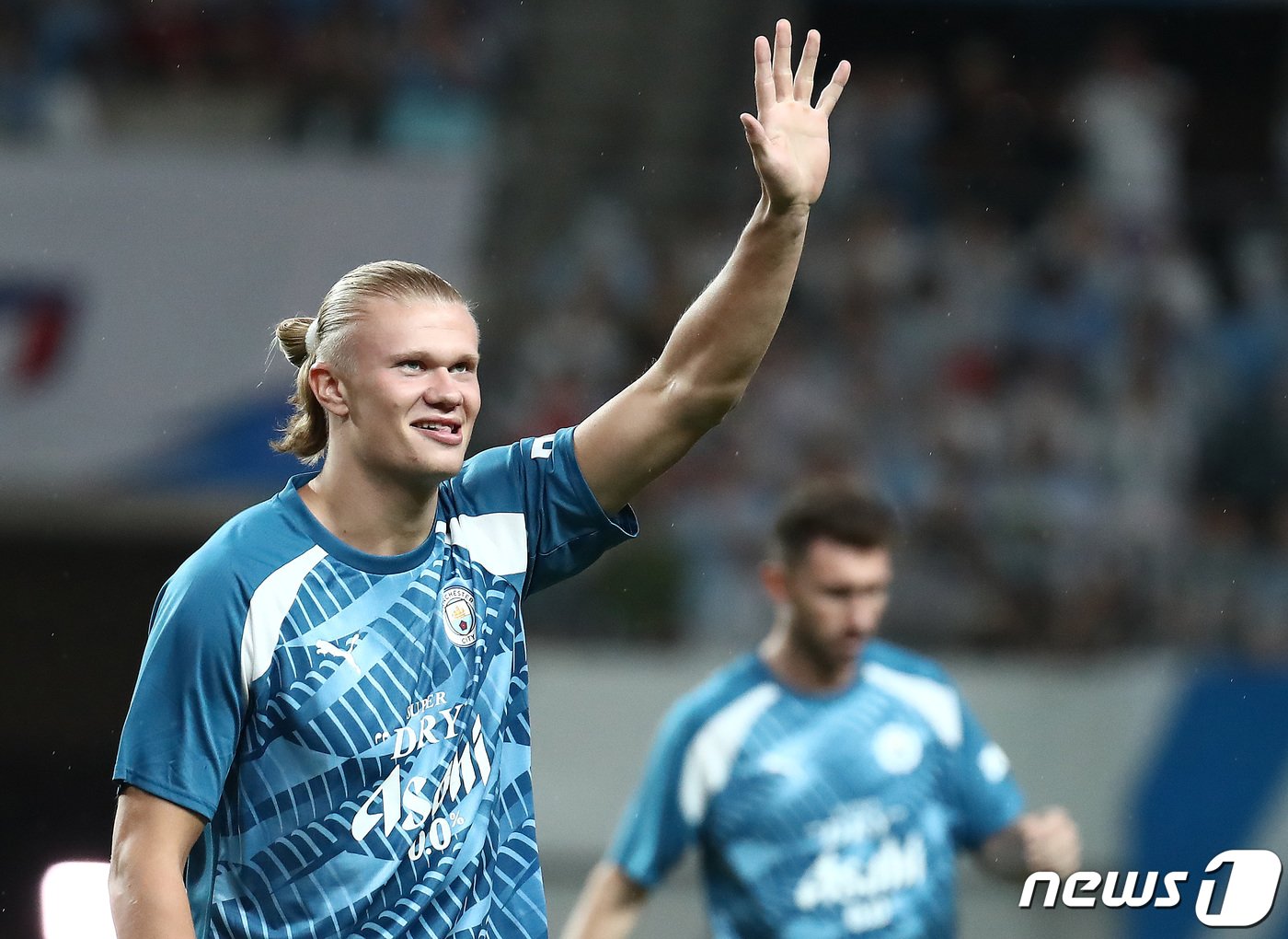 본문 이미지 - 30일 서울 마포구 서울월드컵경기장에서 열린 쿠팡플레이 시리즈 2차전 아틀레티코 마드리드(AT 마드리드)와 맨체스터 시티 FC의 경기에 앞서 맨시티 엘링 홀란드가 팬들을 향해 인사하고 있다. 2023.7.30/뉴스1 ⓒ News1 김민지 기자