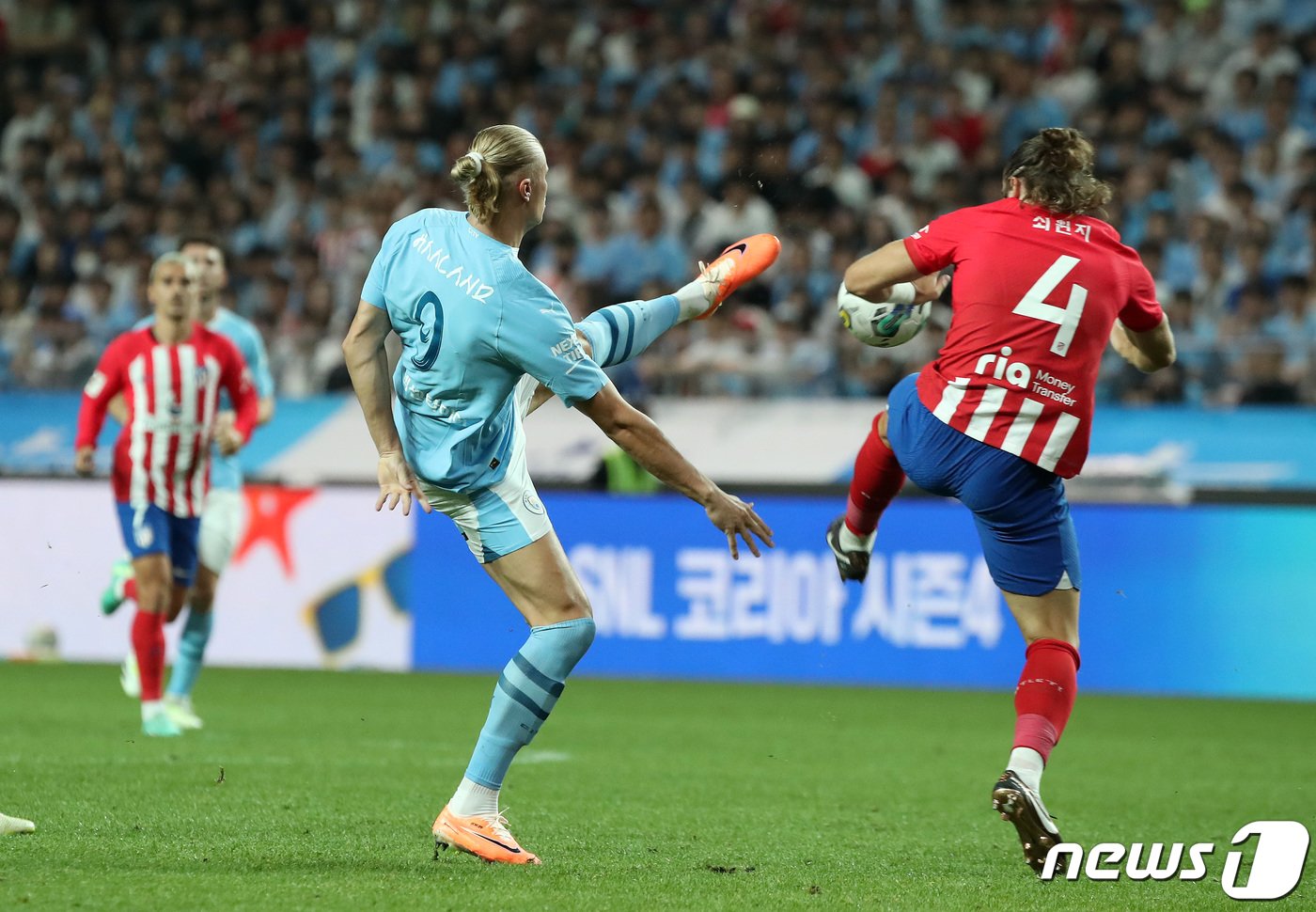 본문 이미지 - 30일 서울 마포구 서울월드컵경기장에서 열린 쿠팡플레이 시리즈 2차전 아틀레티코 마드리드와 맨체스터 시티 FC의 경기 전반전에서 맨체스터 시티 엘링 홀란드가 패스를 시도하고 있다. 2023.7.30/뉴스1 ⓒ News1 이동해 기자