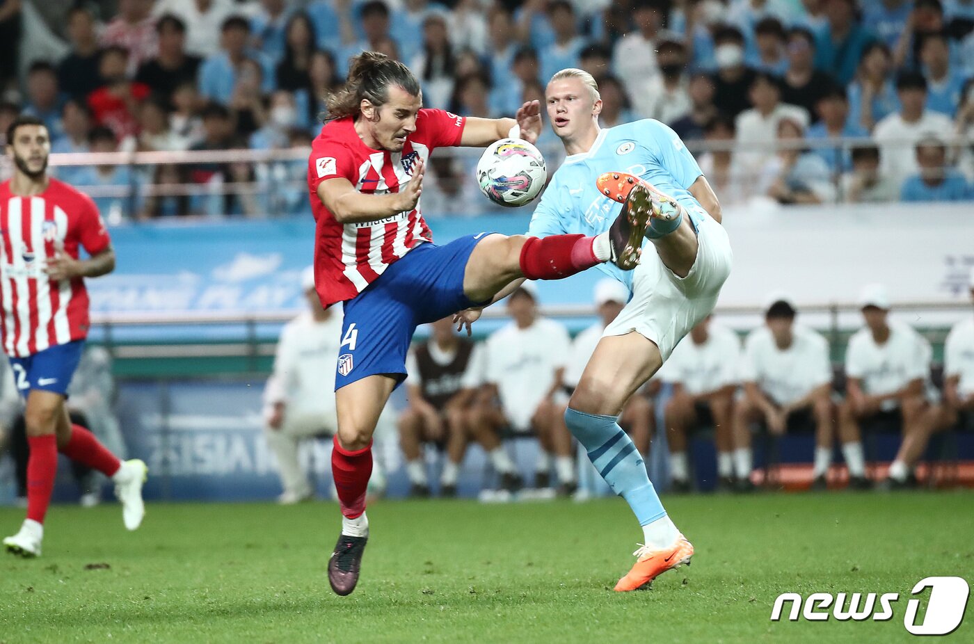 본문 이미지 - 30일 서울 마포구 서울월드컵경기장에서 열린 쿠팡플레이 시리즈 2차전 아틀레티코 마드리드(AT 마드리드)와 맨체스터 시티 FC의 경기에서 맨시티 엘링 홀란드와 AT 마드리드 찰라르 쇠윈쥐가 볼경합을 하고 있다. 2023.7.30/뉴스1 ⓒ News1 김민지 기자