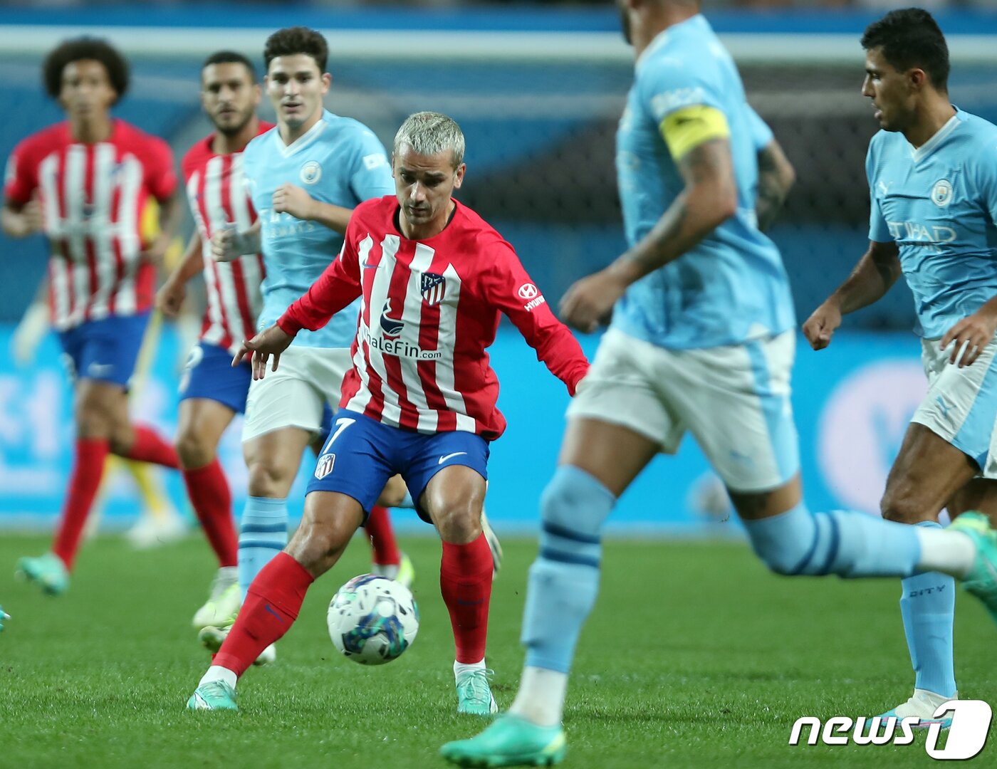 본문 이미지 - 30일 서울 마포구 서울월드컵경기장에서 열린 쿠팡플레이 시리즈 2차전 아틀레티코 마드리드와 맨체스터 시티 FC의 경기에서 AT마드리드 앙투안 그리즈만이 방향 전환 패스를 연결하고 있다. 2023.7.30/뉴스1 ⓒ News1 박정호 기자