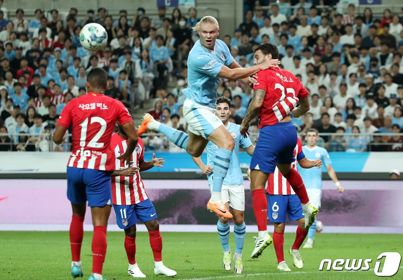 본문 이미지 - 30일 서울 마포구 서울월드컵경기장에서 열린 쿠팡플레이 시리즈 2차전 아틀레티코 마드리드와 맨체스터 시티 FC의 경기 전반전에서 맨체스터 시티 엘링 홀란드가 헤더슛을 시도하고 있다. 2023.7.30/뉴스1 ⓒ News1 이동해 기자