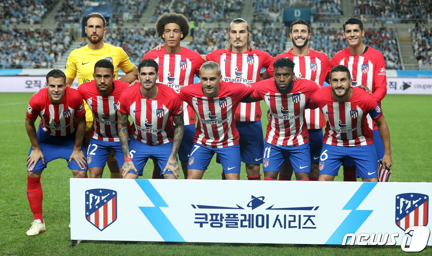 본문 이미지 - 30일 서울 마포구 서울월드컵경기장에서 열린 쿠팡플레이 시리즈 2차전 아틀레티코 마드리드와 맨체스터 시티 FC의 경기에서 아틀레티코 마드리드 선수들이 기념사진을 찍고 있다. 2023.7.30/뉴스1 ⓒ News1 이동해 기자