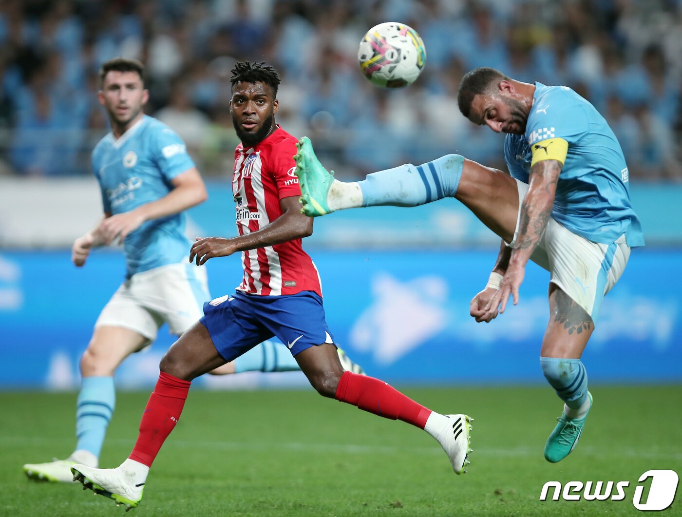 본문 이미지 - 30일 서울 마포구 서울월드컵경기장에서 열린 쿠팡플레이 시리즈 2차전 아틀레티코 마드리드와 맨체스터 시티 FC의 경기에서 맨시티 카일 워커가 AT마드리드 르마에게 연결되는 결정적 볼을 향해 발을 뻗고 있다. 2023.7.30/뉴스1 ⓒ News1 박정호 기자