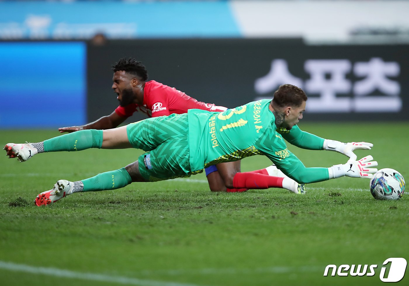 본문 이미지 - 30일 서울 마포구 서울월드컵경기장에서 열린 쿠팡플레이 시리즈 2차전 아틀레티코 마드리드와 맨체스터 시티 FC의 경기에서 맨시티 에데르송 골키퍼가 AT마드리드 르마의 불안한 퍼스트 터치 후 떨어진 볼을 향해 몸을 날리고 있다. 2023.7.30/뉴스1 ⓒ News1 박정호 기자