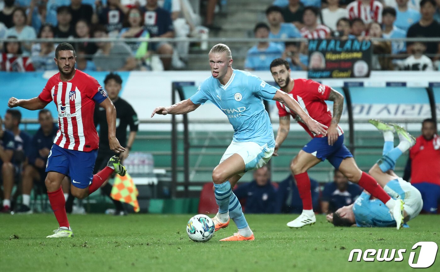 본문 이미지 - 30일 서울 마포구 서울월드컵경기장에서 열린 쿠팡플레이 시리즈 2차전 아틀레티코 마드리드(AT 마드리드)와 맨체스터 시티 FC의 경기에서 맨시티 엘링 홀란드가 패스 공간을 찾고 있다. 2023.7.30/뉴스1 ⓒ News1 김민지 기자