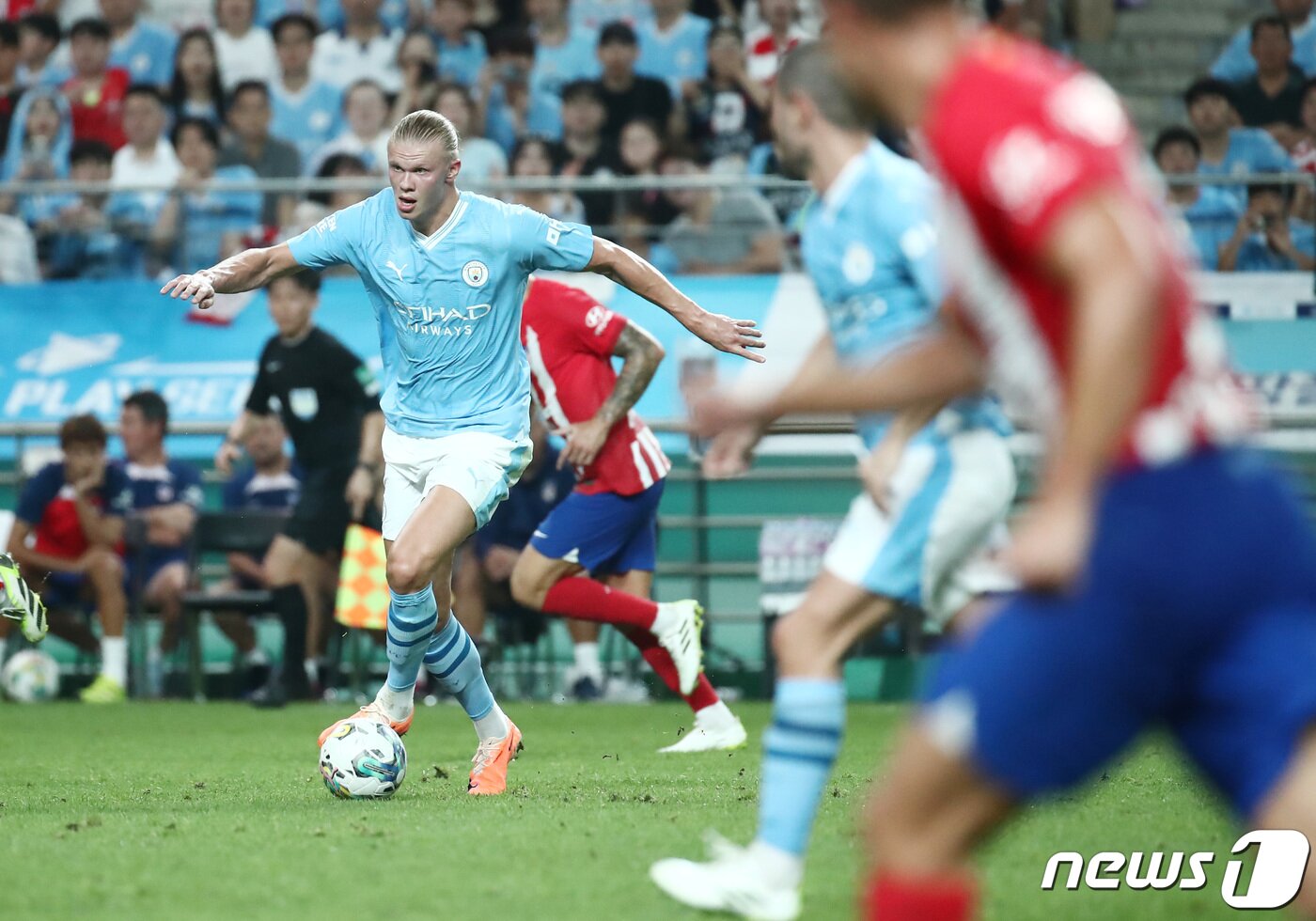 본문 이미지 - 30일 서울 마포구 서울월드컵경기장에서 열린 쿠팡플레이 시리즈 2차전 아틀레티코 마드리드(AT 마드리드)와 맨체스터 시티 FC의 경기에서 맨시티 엘링 홀란드가 패스 공간을 찾고 있다. 2023.7.30/뉴스1 ⓒ News1 김민지 기자