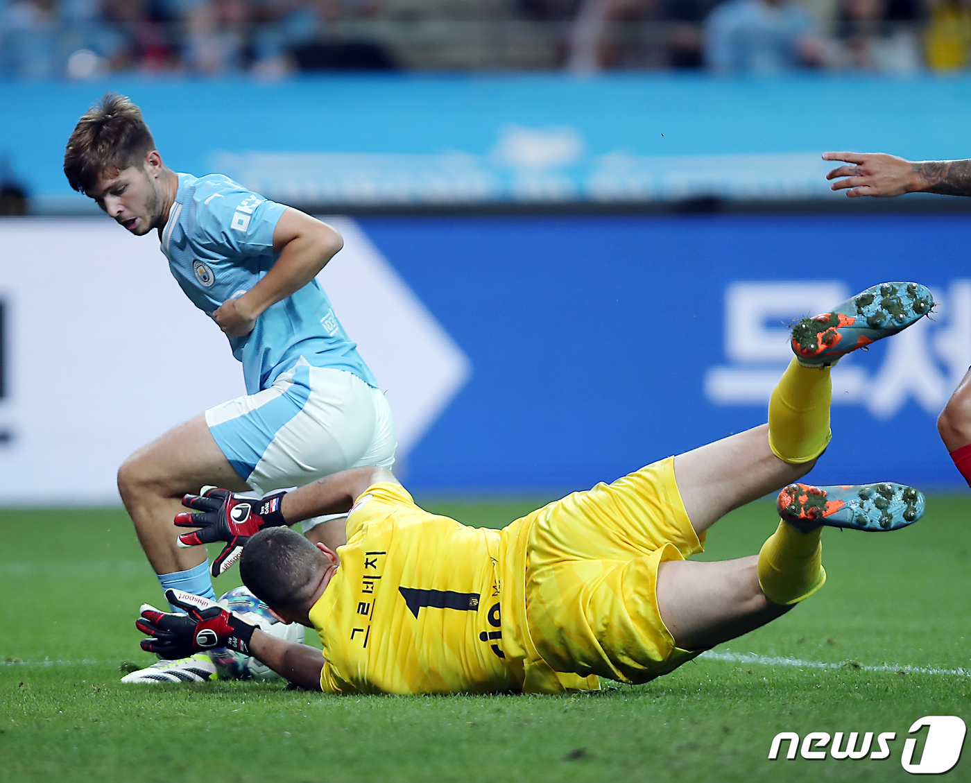 (서울=뉴스1) 박정호 기자 = 30일 서울 마포구 서울월드컵경기장에서 열린 쿠팡플레이 시리즈 2차전 아틀레티코 마드리드와 맨체스터 시티 FC의 경기에서 맨시티 제임스 맥아티가 찬 …